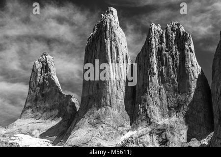 Le famose tre torri di granito del Parco Nazionale Torres del Paine, preso dal Mirador Torres Del Paine Foto Stock