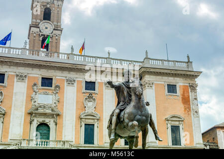 La statua equestre in bronzo di Marco Aurelio (Marco Aurelio) con il Campidoglio Palace a distanza a Roma Foto Stock