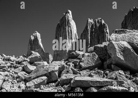 Una foto in bianco e nero delle famose tre torri di granito del Parco Nazionale Torres del Paine, la vista alla fine della passeggiata w. Foto Stock