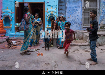 Le donne e i bambini nei vicoli di Varanasi, India Foto Stock