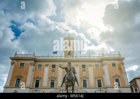 La statua equestre in bronzo di Marco Aurelio (Marco Aurelio) con il Campidoglio Palace a distanza a Roma Foto Stock