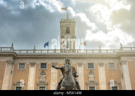 La statua equestre in bronzo di Marco Aurelio (Marco Aurelio) con il Campidoglio Palace a distanza a Roma Foto Stock