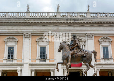 La statua equestre in bronzo di Marco Aurelio (Marco Aurelio) con il Campidoglio Palace a distanza a Roma Foto Stock