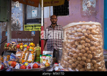Un venditore ambulante vendono spuntini di Varanasi, India Foto Stock