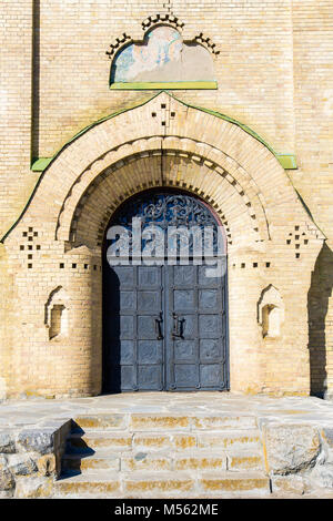 Metallo nero delle porte della chiesa antica. Scale in pietra conducono al gate. Oltre i cancelli della immagine della Santissima Trinità Foto Stock