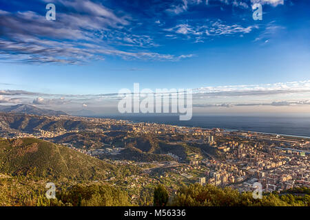 Punto di vista della città dalla montagna / città di Genova/ Italia/città/ punto di vista edifici// nuvole/mare Foto Stock