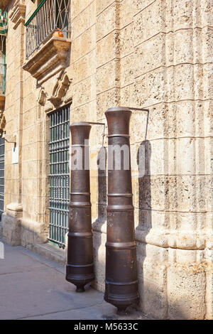 Vecchio cannoni usati come arredo urbano in Havana Foto Stock