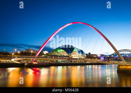 Newcastle upon Tyne UK, vista notturna dell'edificio Glasshouse e del Millennium Bridge illuminato che attraversa il fiume Tyne, Newcastle, Inghilterra Foto Stock