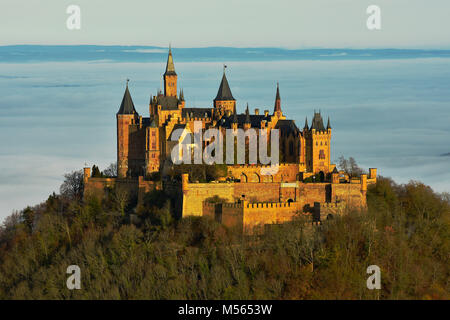 Castello Hohenzollern; Germania; sveve; nebbia sopra la terra Foto Stock