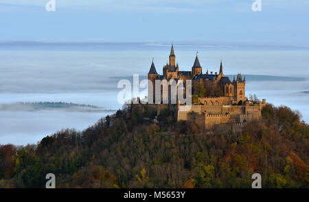 Castello Hohenzollern; Germania; sveve; nebbia sopra la terra Foto Stock