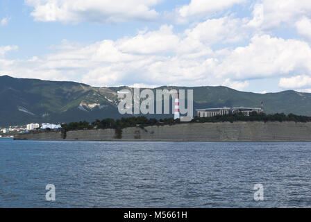 Faro su una spiaggia rocciosa Cape Tolstoj nella city resort Gelendzhik, Regione Krasnodar, Russia Foto Stock