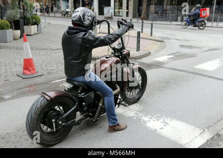 Motociclista in attesa ad un semaforo nella città di Salonicco, Grecia. Foto Stock