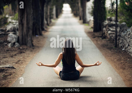 Carefree calma donna meditando in natura.trovare la pace interiore.la pratica dello Yoga.La guarigione spirituale lifestyle.godendo della pace,anti-stress,terapia mindfulness Foto Stock