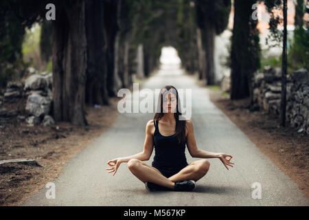Carefree calma donna meditando in natura.trovare la pace interiore.la pratica dello Yoga.La guarigione spirituale lifestyle.godendo della pace,anti-stress,terapia mindfulness Foto Stock