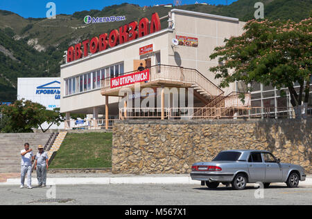 Gelendzhik, Regione Krasnodar, Russia - Luglio 19, 2015: persone presso la stazione degli autobus la città turistica di Gelendzhik Foto Stock