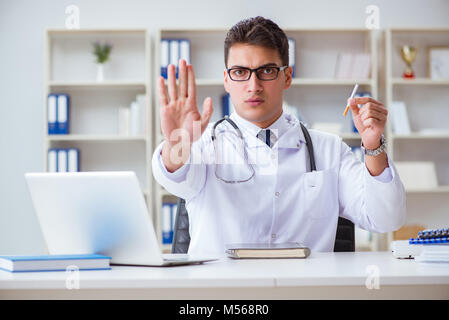 Medico maschio in anti-fumo conceptwithcigarette pack Foto Stock