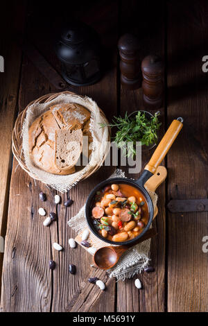 Lucidare i fagioli con salsiccia Foto Stock