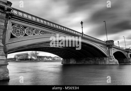 Monocromatico lunga esposizione a Trento Ponte sul Fiume Trent in NOTTINGHAM, NOTTINGHAMSHIRE REGNO UNITO Inghilterra Foto Stock