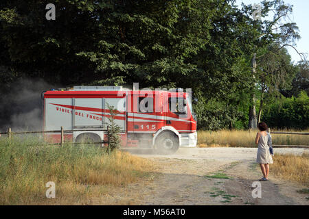 Roma, Italia: Un camion dei vigili del fuoco di Roma corre lungo le strade sterrate di Villa Ada a Roma dopo una chiamata al 115 per un sospetto incendio. Foto Stock