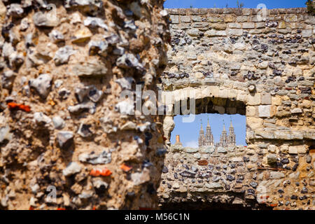 La Cattedrale di Canterbury e visto attraverso la finestra di rovinato sant Agostino Abbazia della parete, il più antico monastero benedettino in Canterbury Kent Inghilterra meridionale, Foto Stock