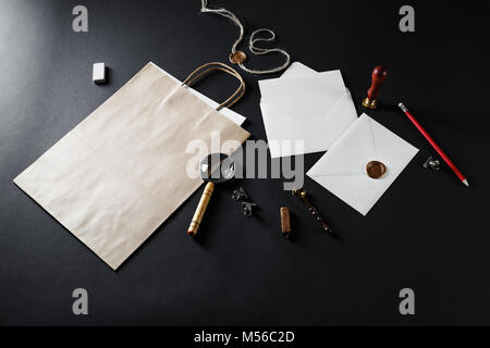 Articoli di cancelleria su nero Foto Stock