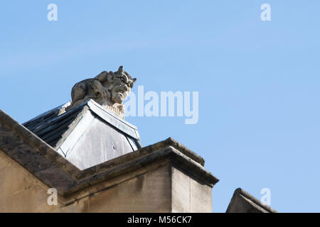 Pietra scolpita cornuto gargoyle / grottesco sul tetto del Lincoln college. Oxford, Oxfordshire, Inghilterra Foto Stock