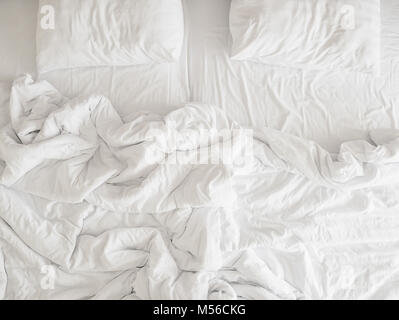 Vista superiore del disfatto lenzuola e cuscino ,disfatto disordinati dopo aver letto comfort concetto del sonno Foto Stock