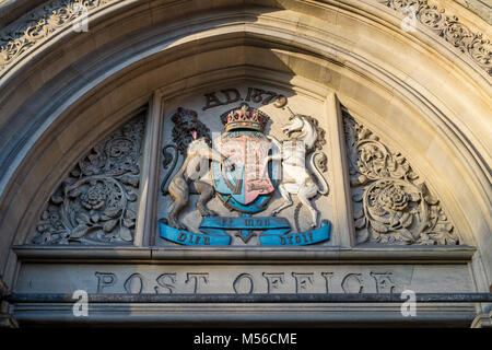 Scolpiti arcata in pietra e lo stemma sopra la porta di ingresso alla Oxford post office in Aldates st. Oxford, Oxfordshire, Inghilterra Foto Stock