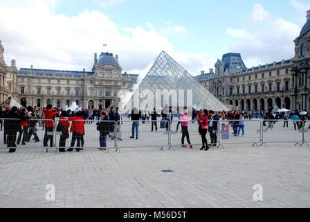 La piramide di vetro nel cortile principale del Museo del Louvre in una giornata affollata, Parigi, Francia Foto Stock