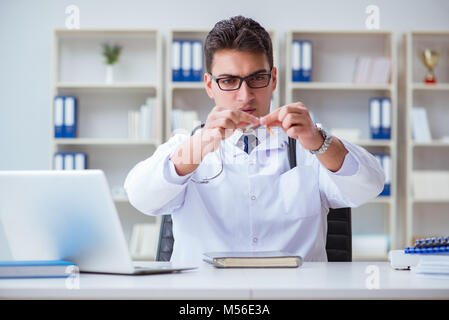 Medico maschio in anti-fumo conceptwithcigarette pack Foto Stock