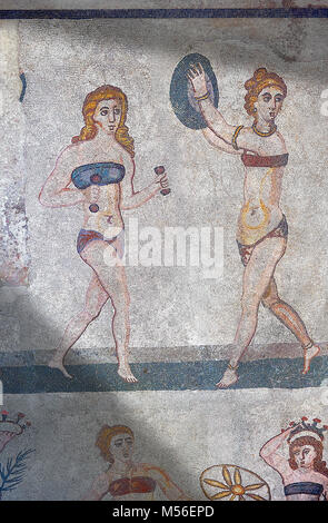 Mosaico dettaglio fron la Sala delle dieci ragazze Bikini, camera n. 30, dall'ambulacro della grande caccia, la camera No 28, presso la Villa Romana del Casale wh Foto Stock