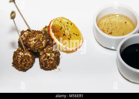 Palline di formaggio su spiedini con salse Foto Stock