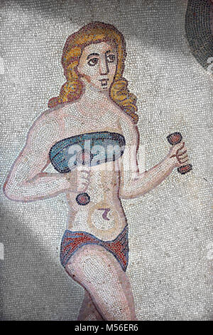 Mosaico dettaglio fron la Sala delle dieci ragazze Bikini, camera n. 30, dall'ambulacro della grande caccia, la camera No 28, presso la Villa Romana del Casale wh Foto Stock