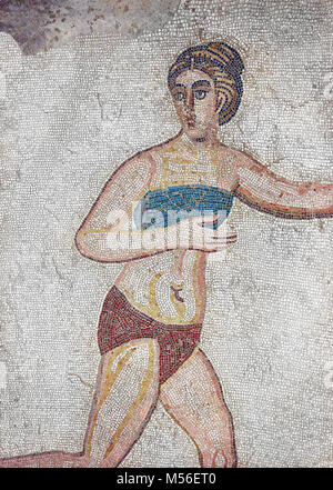 Mosaico dettaglio fron la Sala delle dieci ragazze Bikini, camera n. 30, dall'ambulacro della grande caccia, la camera No 28, presso la Villa Romana del Casale wh Foto Stock