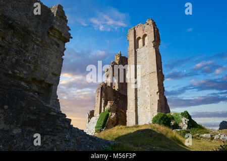 Medieval Corfe Castle mantenere close up sunrise, costruito nel 1086 da Guglielmo il Conquistatore, Dorset Inghilterra Foto Stock