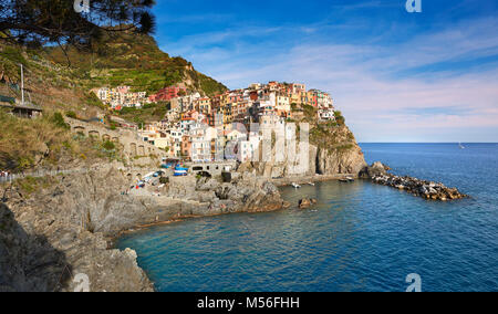 Villaggio di pescatori e il porto di Manarola al tramonto , il Parco Nazionale delle Cinque Terre, Liguria, Italia Foto Stock