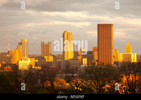 Pittsburgh skyline dal quartiere di Oakland, Pennsylvania, STATI UNITI D'AMERICA Foto Stock