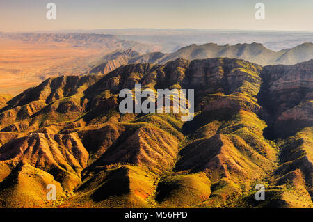 Veduta aerea Wilpena Pound e Heysen gamma in Flinders Ranges. Foto Stock