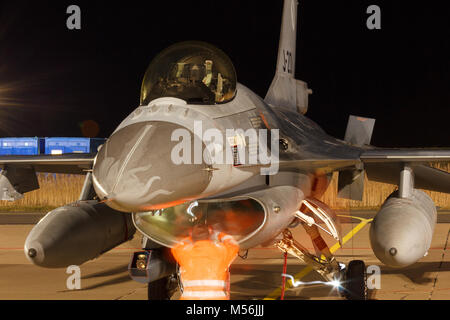 Leeuwarden 6 Feb 2018: volo notturno esercizio. La meccanica di ispezionare il motore di un F-16 Fighting Falcon. Foto Stock