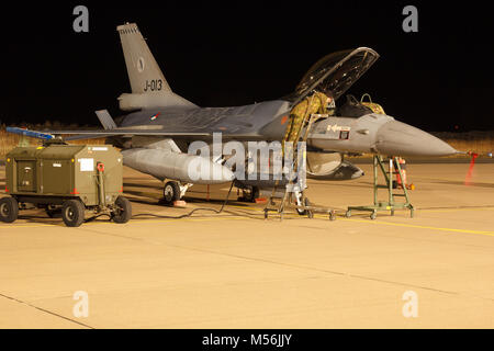 Leeuwarden 6 Feb 2018: volo notturno esercizio. Ispezione meccanica di un F-16 Fighting Falcon. Foto Stock