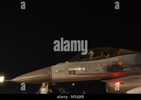 Leeuwarden 6 Feb 2018: volo notturno esercizio. F-16 Fighting Falcon. Eseguire prima i controlli di volo. Foto Stock