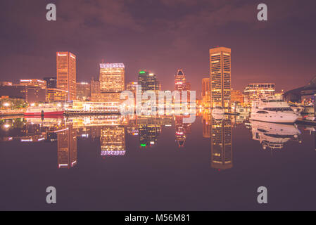 Una lunga esposizione del colorato skyline di Baltimore Foto Stock