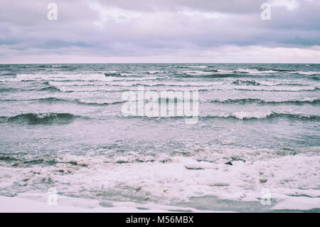 Mar Baltico in inverno. Vento e onde. Foto Stock