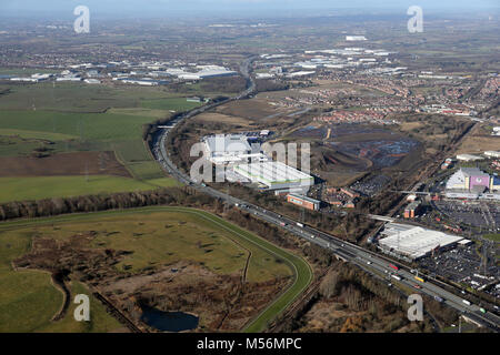 Vista aerea delle unità industriali accanto alla M62 a Glasshoughton, Castleford, West Yorkshire, Regno Unito Foto Stock