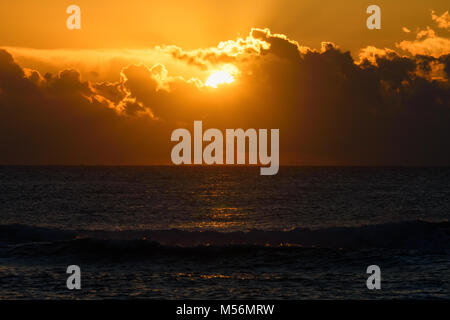 Sky, notte, mare, gli orari di alba e tramonto, il sole, acqua, Golden, dawn, sfondo, riflessione, sfondo, crepuscolo, drammatico, hdr, luce, illuminate, attraverso, nuvole, na Foto Stock