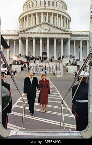 Ex Presidente degli Stati Uniti Ronald Reagan e ex first lady Nancy Reagan di lasciare il Campidoglio di Washington DC dopo la cerimonia inaugurale, il 20 gennaio 1989. Sono saliti Nighthawk 1 per una corsa alla Andrews Air Force Base e il successivo volo di ritorno in California. Un elicottero marino che ha il presidente di seduta a bordo utilizza il segno di chiamata "marine". In questo caso, poiché il sig. Reagan non era più la seduta il Presidente dell'elicottero era conosciuto dal segnale di chiamata 'Nighthawk 1' per il Marine Helicopter Squadron One (HMX-1), soprannominato il "Nighthawks.' credito obbligatorio: Pete Souza Foto Stock