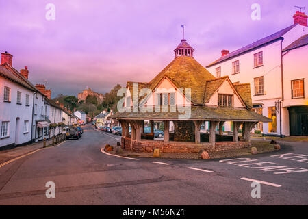 Dunster High Street con il XVII secolo mercato del filato. Foto Stock