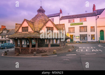 Dunster High Street con il XVII secolo mercato del filato. Foto Stock