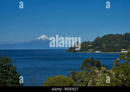 Snow capped vulcano Osorno (2,652 metri) sul bordo del Lago Llanquihue nel sud del Cile. Vista da Frutillar. Foto Stock