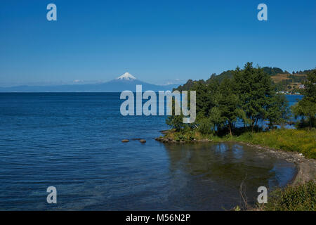 Snow capped vulcano Osorno (2,652 metri) sul bordo del Lago Llanquihue nel sud del Cile. Vista da Frutillar. Foto Stock